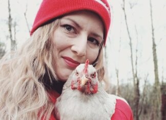Dominika – młoda i uśmiechnięta kobieta, która pracy na roli się nie boi
