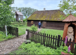 Zielone Świątki nadzieją rolnika na urodzaj wiejska chata z figura Pana Jezusa