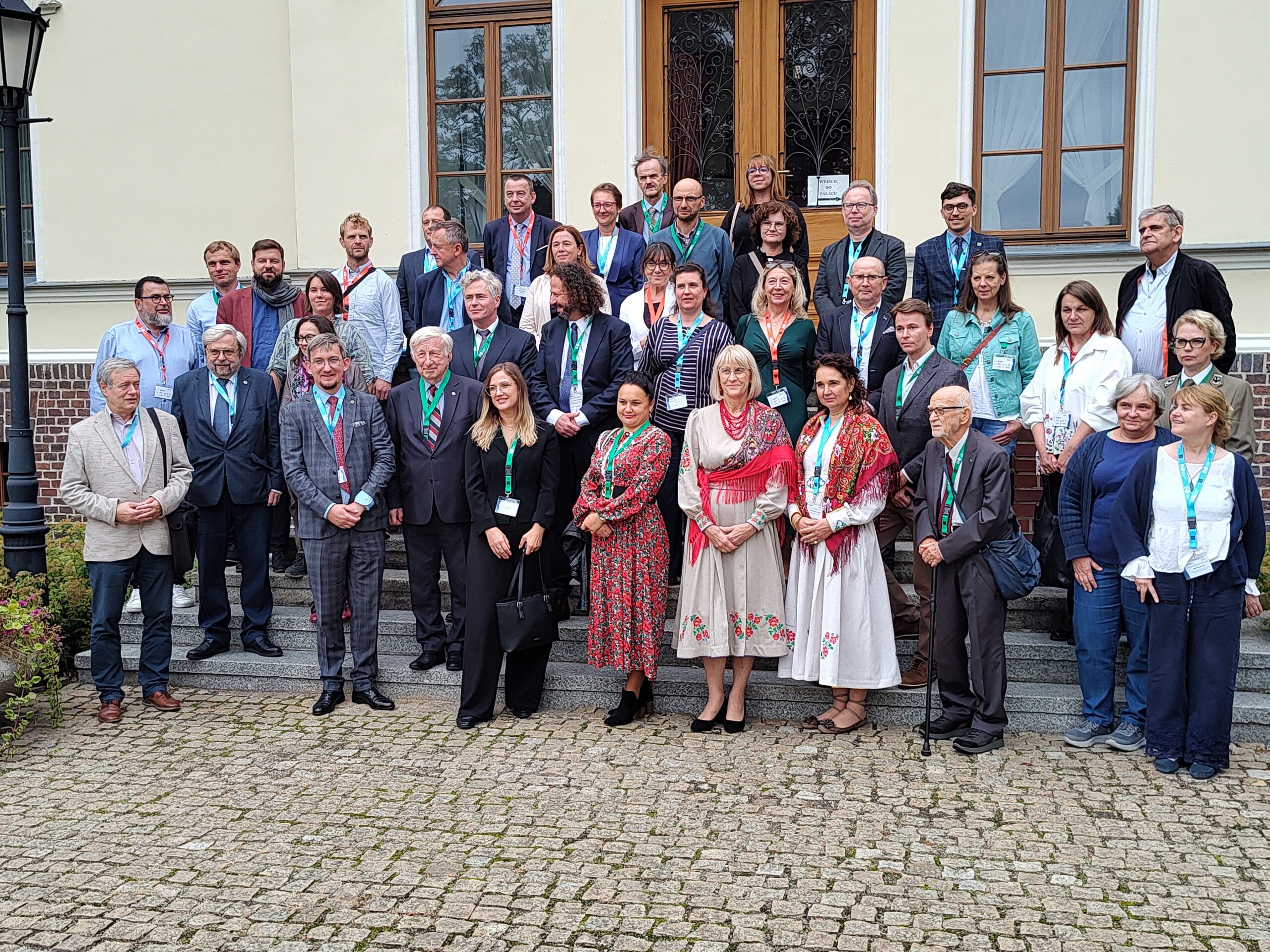 wspólne zdjęcie przed pałacem