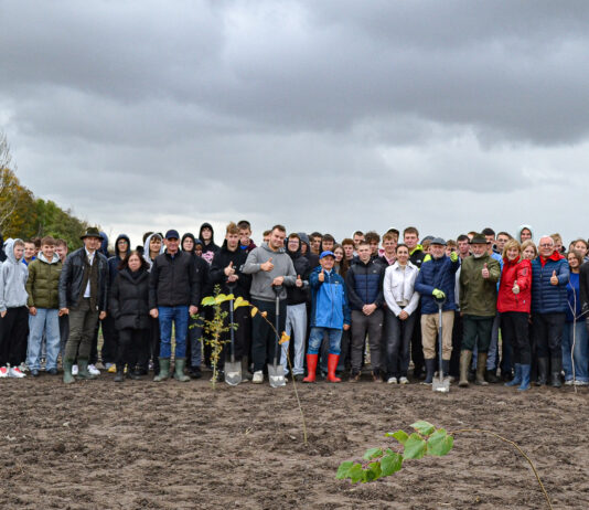 Historia jest żywa – wspólne sadzenie drzew w ZSRCKU w Trzciance